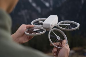 Дрон DJI Flip управляется голосом и летает полчаса от одного заряда